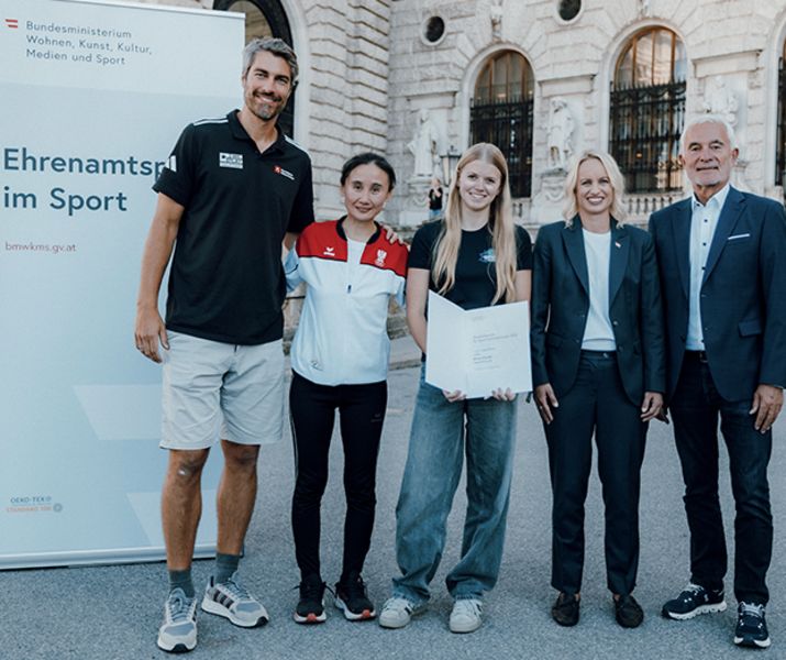 Ehrenamtspreis im Sport: Vizekanzler Werner Kogler, zwei Sportlerinnen und Ministerin Susanne Raab vor dem Bundeskanzleramt in Wien.